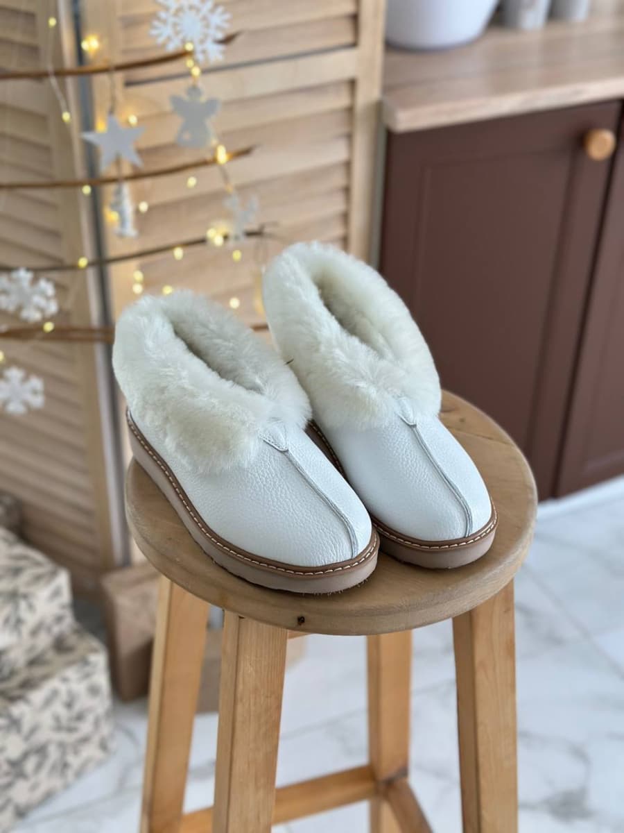 Уггі жіночі шкіряні білого кольору короткі