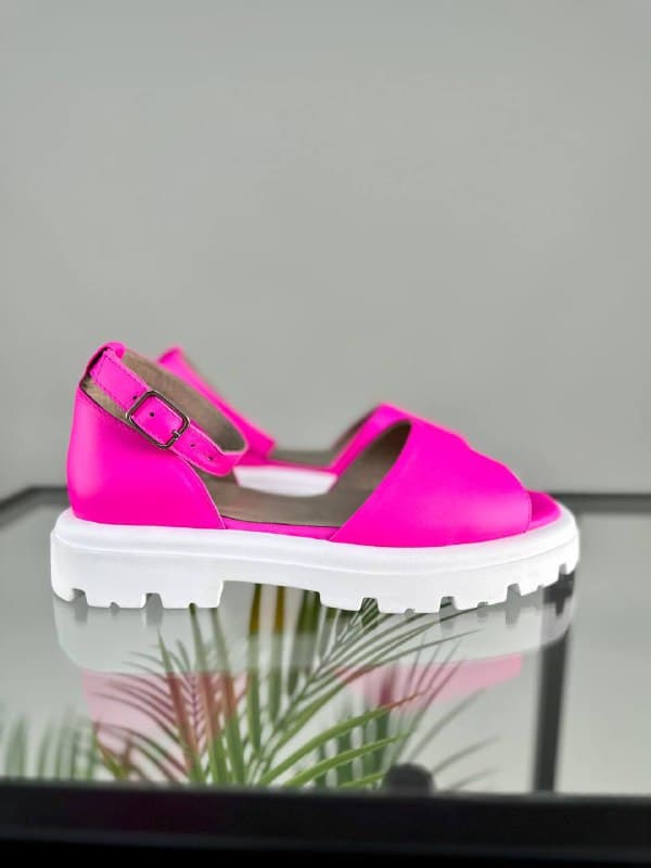 Босоніжки жіночі шкіряні рожевого кольору