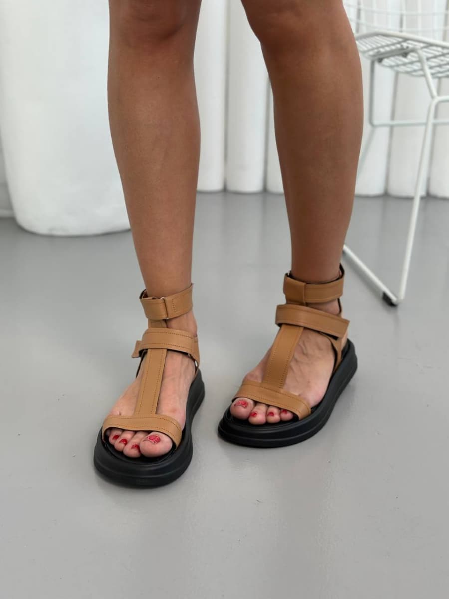 Босоніжки жіночі шкіряні карамельні на липучці