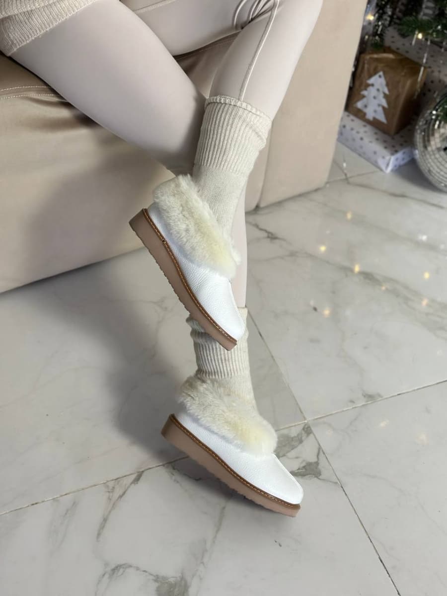 Уггі жіночі шкіряні білого кольору короткі