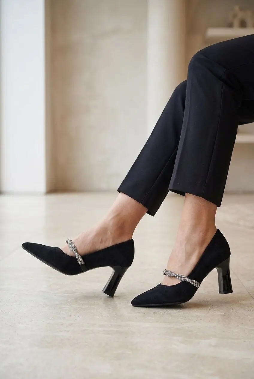 Туфлі жіночі Fashion чорні з екозамші зі стразами