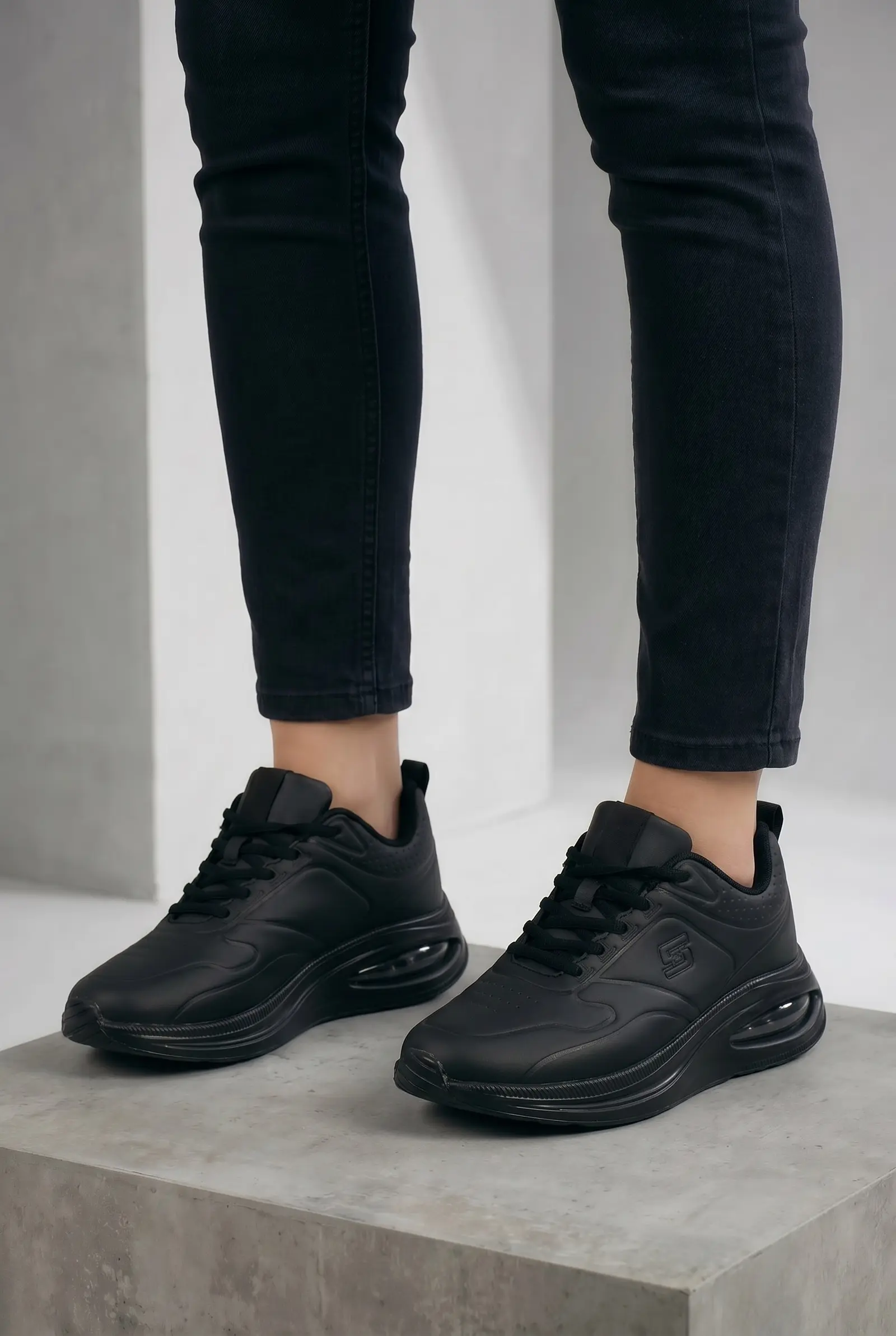 Кросівки жіночі Fashion чорні на платформі з амортизацією
