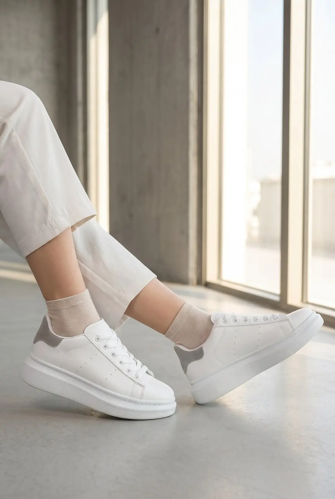 Кеди жіночі Fashion білі на платформі з сірою вставкою