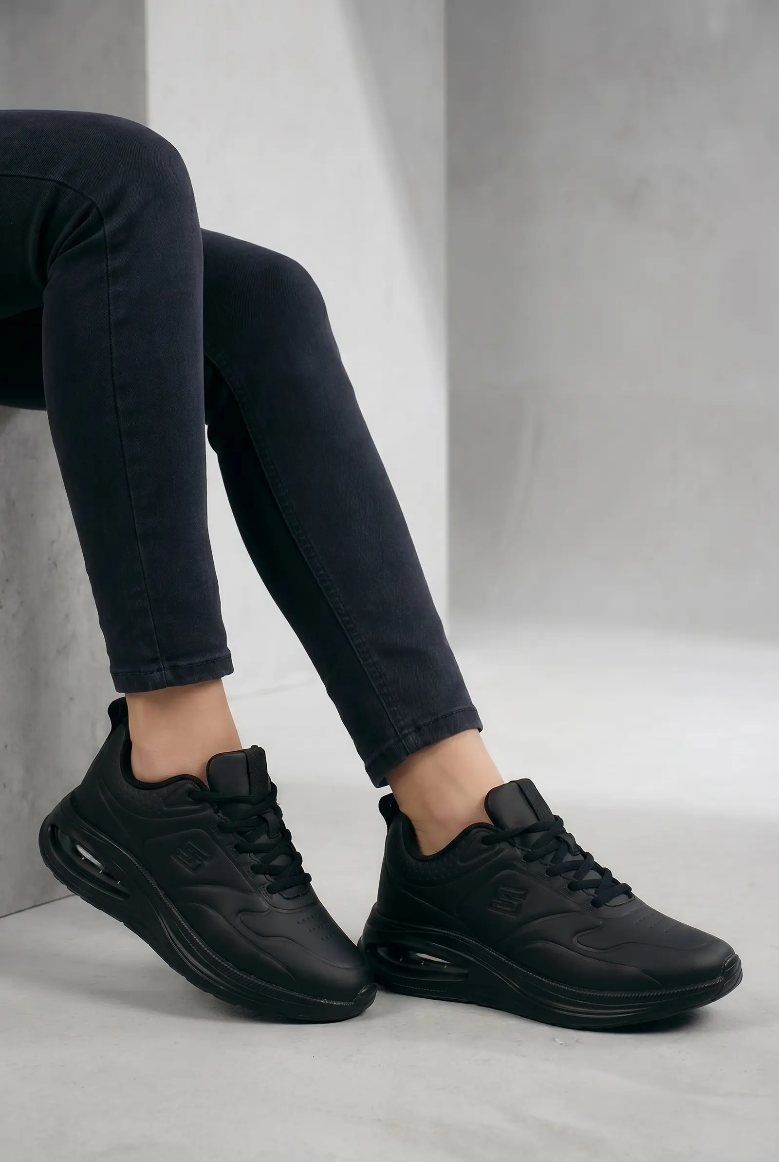 Кросівки жіночі Fashion чорні на платформі з амортизацією