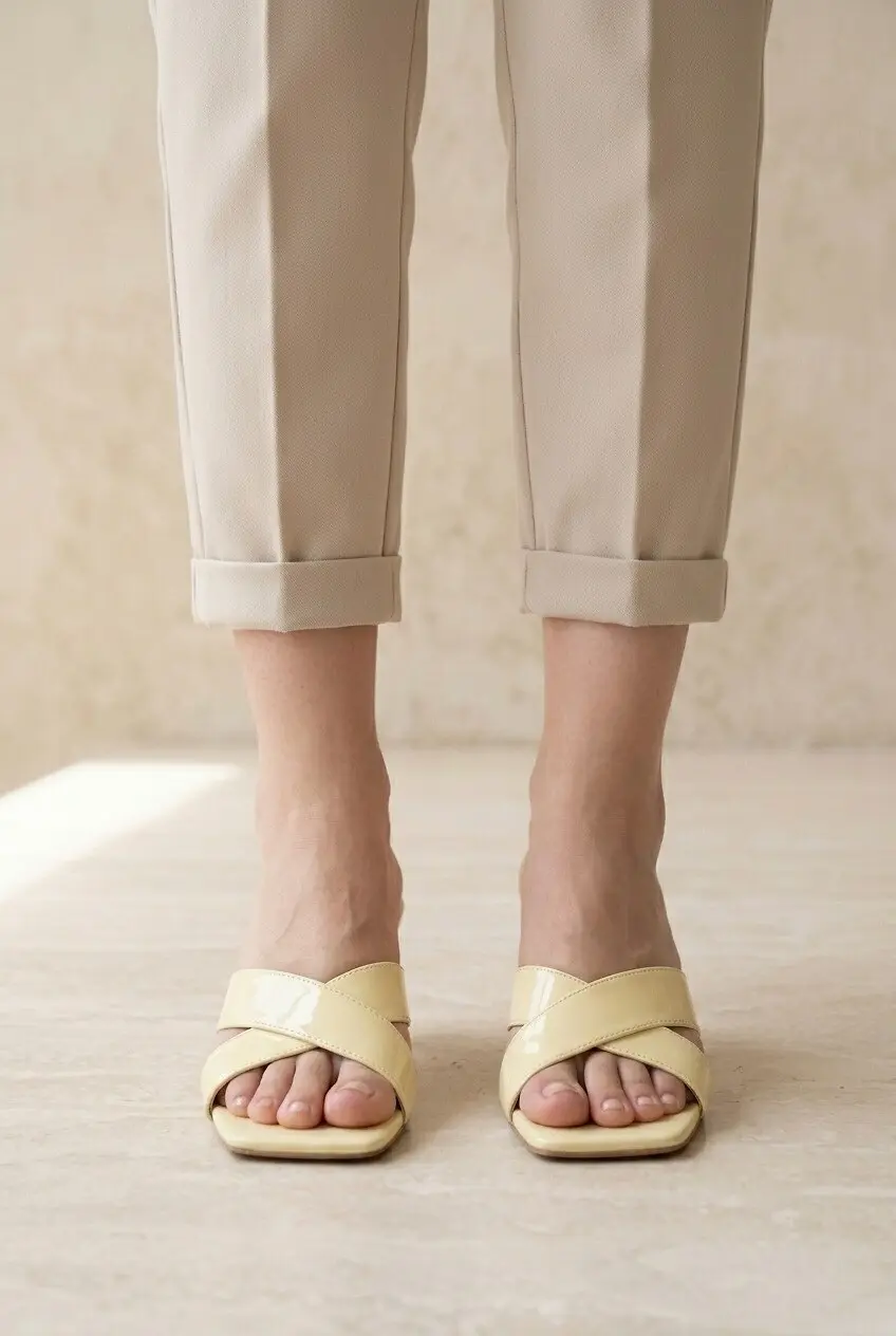 Босоніжки жіночі Where Uwear жовті лакові