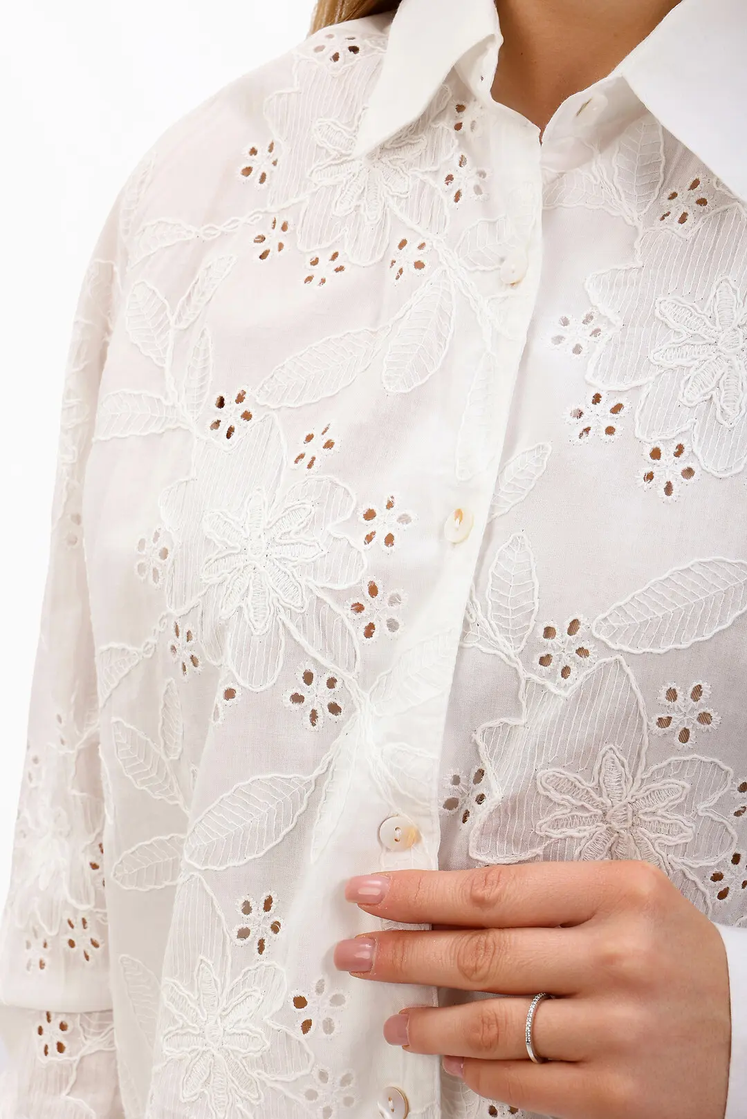 Сорочка жіноча Where Uwear біла з ажурною вишивкою