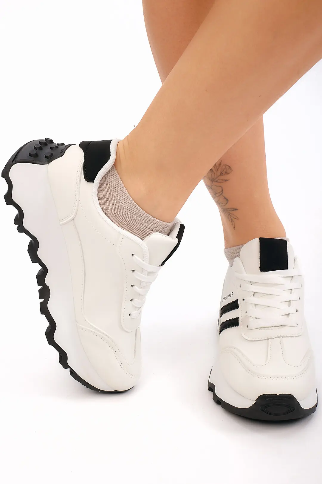 Кросівки жіночі Fashion білі на рельєфній платформі